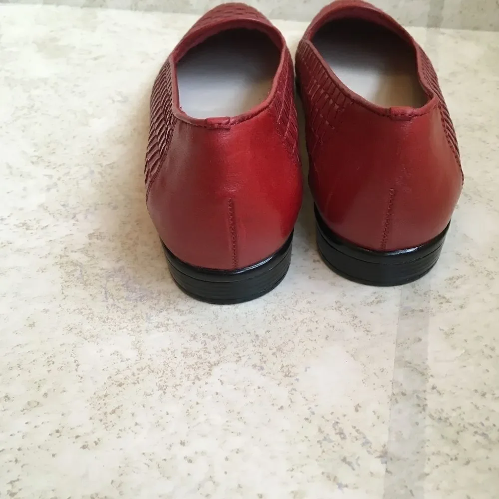 TROTTERS LIZ RED LEATHER FLATS‎